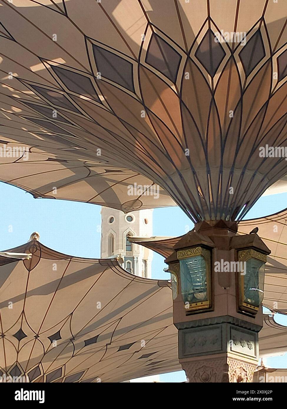 Parapluies à la mosquée Nabawi, Médina qui sont ouverts le matin Banque D'Images