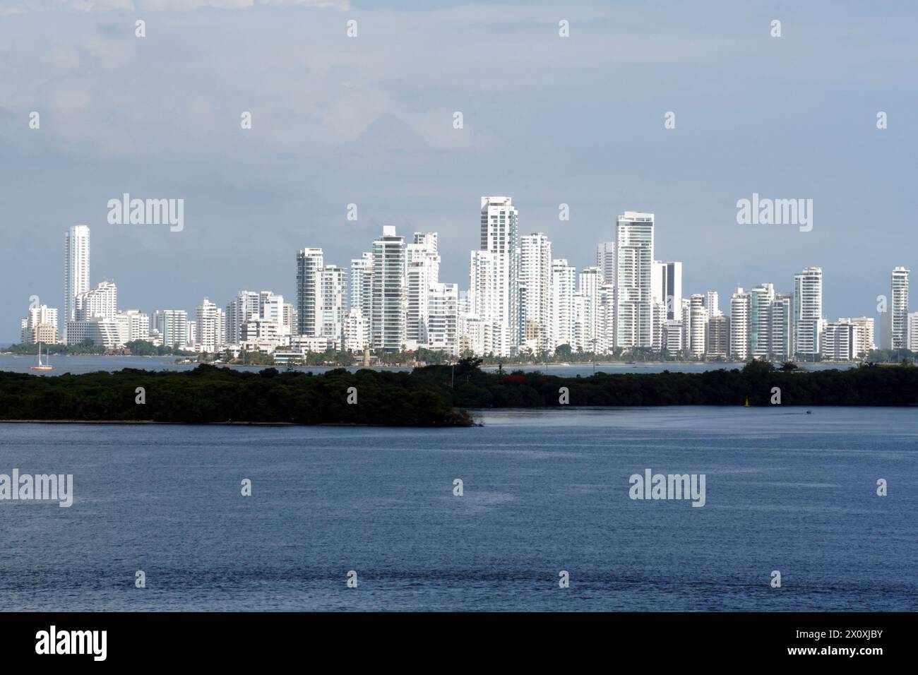 L'horizon lointain de Carthagène, en Colombie, est marqué par des structures modernes imposantes, visibles depuis le port sous le soleil brillant d'une journée claire Banque D'Images
