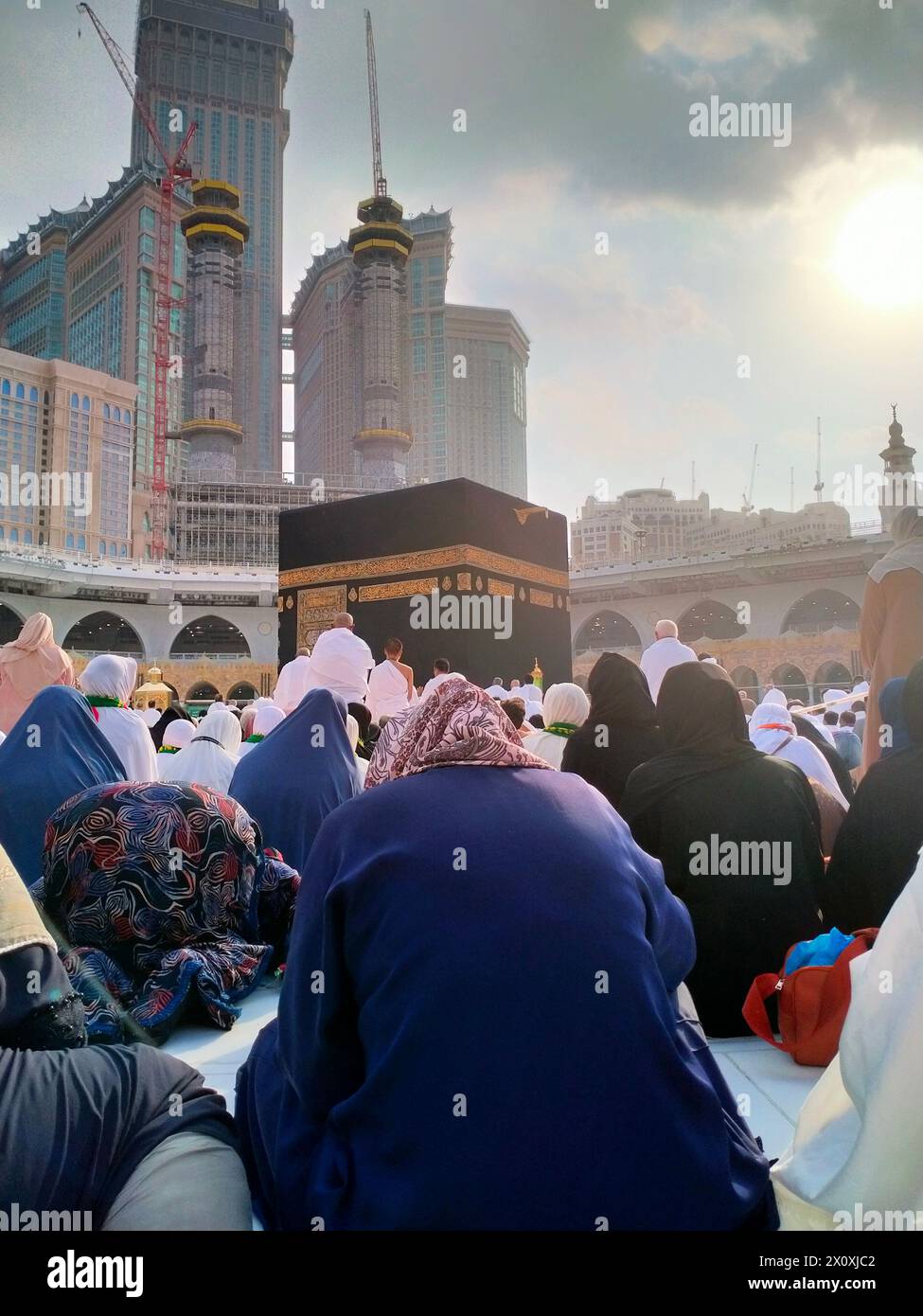 Pèlerins féminins assis devant la Kaaba, la Mecque dans l'après-midi attendant la prière ASR Banque D'Images