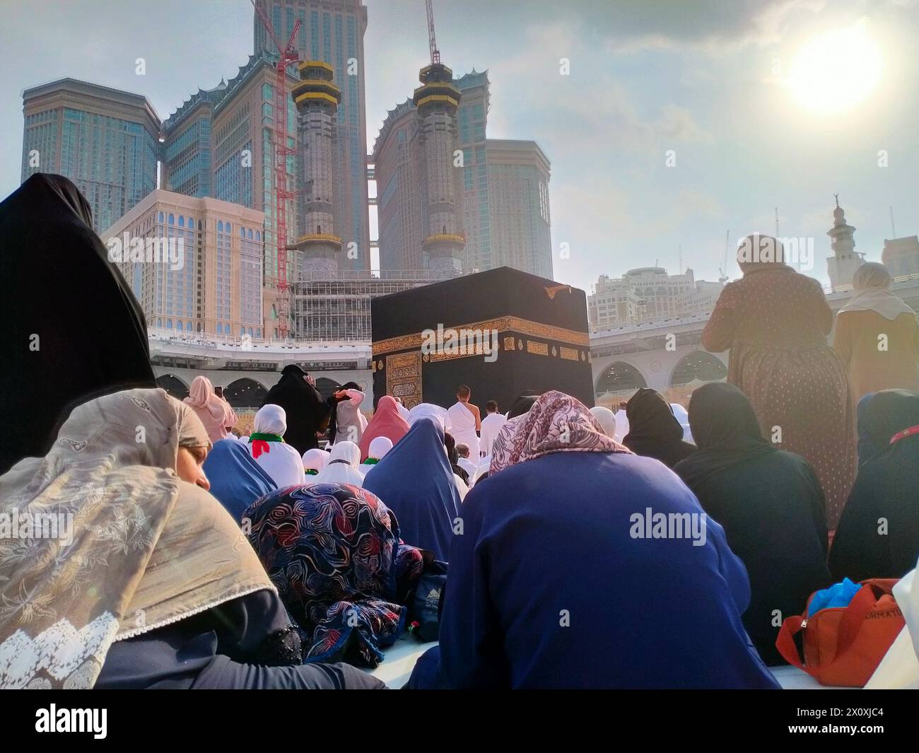 Pèlerins féminins assis devant la Kaaba, la Mecque dans l'après-midi attendant la prière ASR Banque D'Images