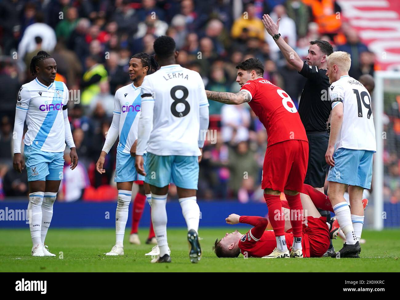 Conor Bradley de Liverpool réagit à une blessure lors du match de premier League à Anfield, Liverpool. Date de la photo : dimanche 14 avril 2024. Banque D'Images
