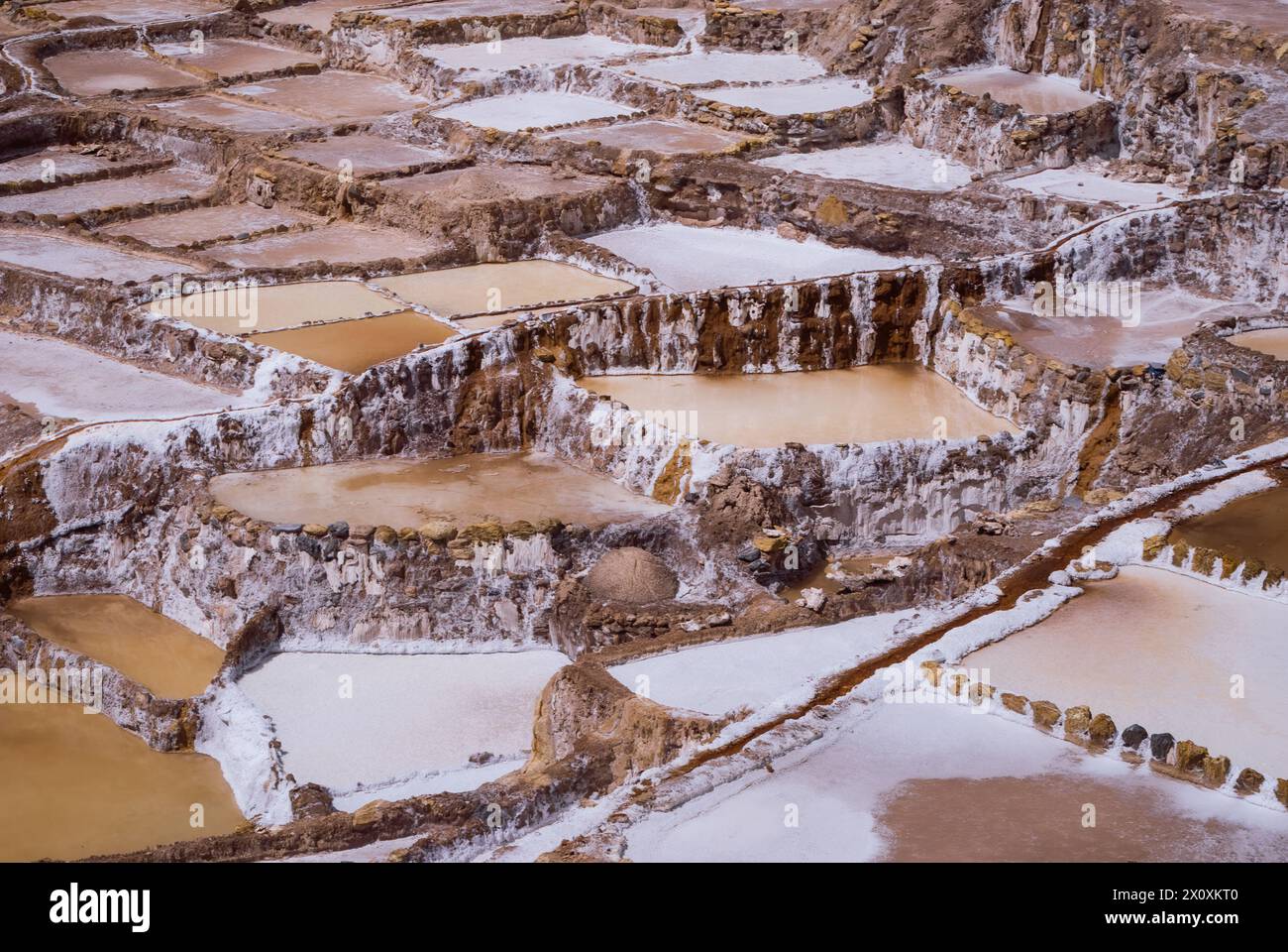 Harmonie de la terre et du sel : maras étangs salés révélés (Cuzco, Pérou) Banque D'Images