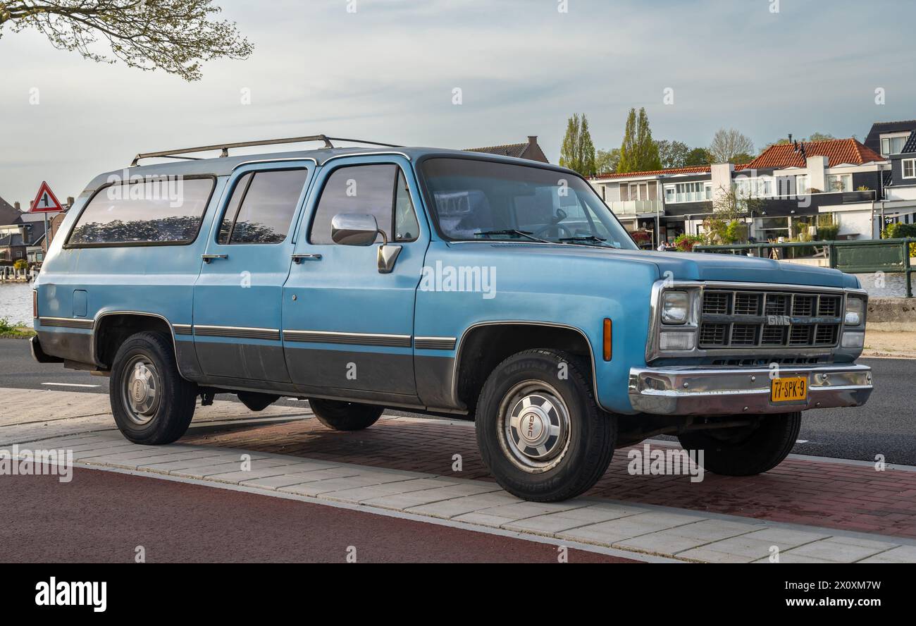 Koudekerk aan den Rijn, pays-Bas, 13.04.2024, Vintage Truck GMC Sierra Classic Suburban car de 1980 Banque D'Images