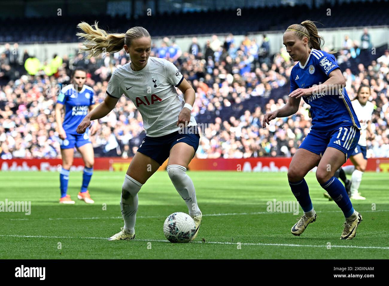 Tottenham, Royaume-Uni. 14 avril 2024. Demi-finale de la FA Cup Adobe pour femme. Tottenham Hotspur V Leicester City. Tottenham Hotspur Stadium. Tottenham. Matilda Vinberg (Spurs) et Janice Cayman (Leicester City) lors de la demi-finale de Tottenham Hotspur V Leicester City Adobe Womens FA Cup au Tottenham Hotspur Stadium, Tottenham. Crédit : Sport in Pictures/Alamy Live News Banque D'Images