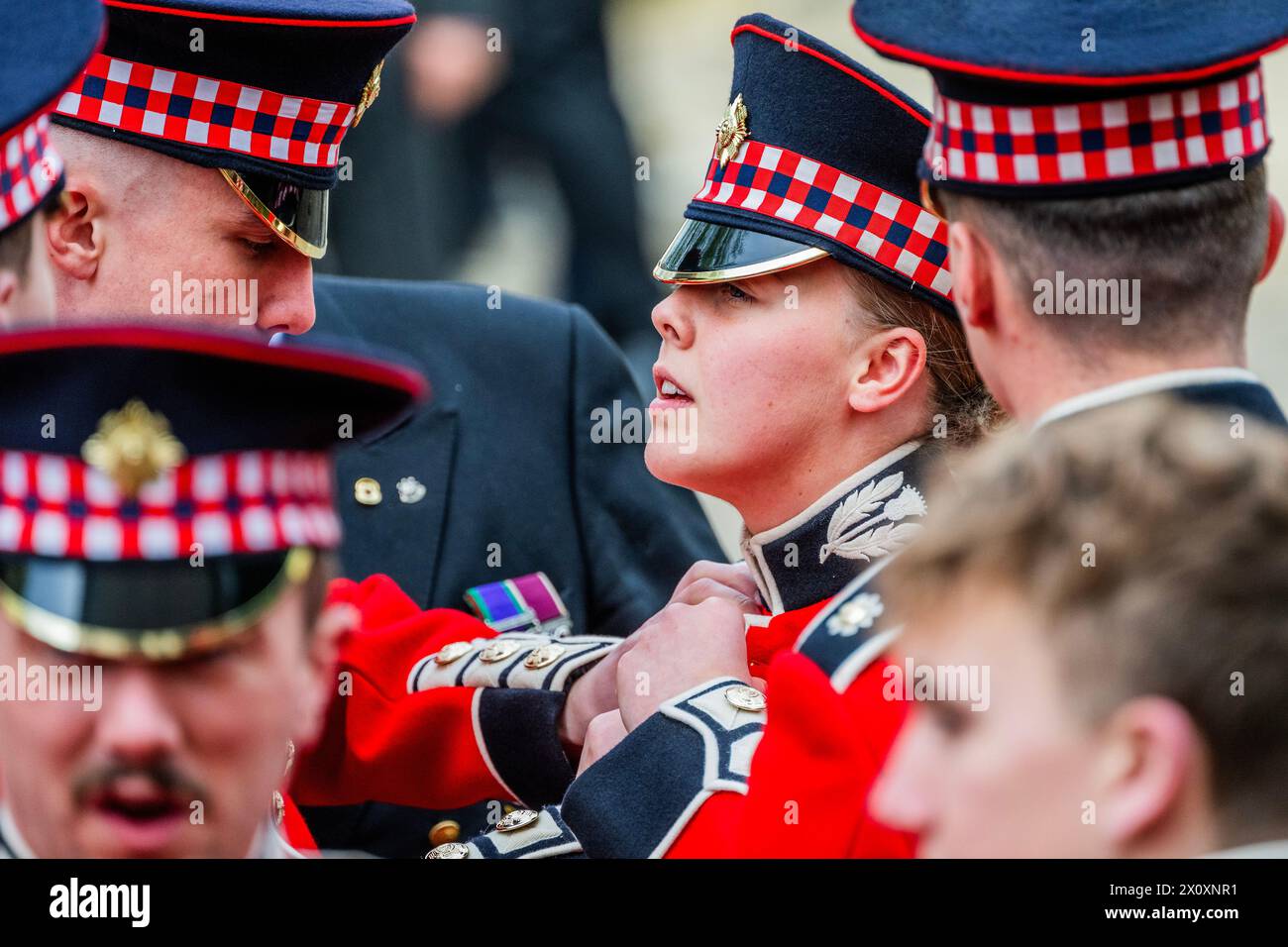 Londres, Royaume-Uni. 14 avril 2024. Guardsman Spriggs, F Company Scots Guards, la première et seule femme membre du bataillon obtient les derniers ajustements à son uniforme - SAR le duc de Kent assiste à la parade du dimanche noir des Scots Guards dans sa 50e année en tant que colonel du régiment. Le défilé a eu lieu à la chapelle des gardes, au mémorial des gardes, et à Wellington Barracks, Westminster. Le dimanche noir est un moment fort de l'année pour le régiment, dont l'histoire remonte à 1642. C'est leur service annuel du dimanche de souvenir et la parade où ils rendent hommage à tous ceux qui sont allés avant, Credit : Guy Bell/Al Banque D'Images