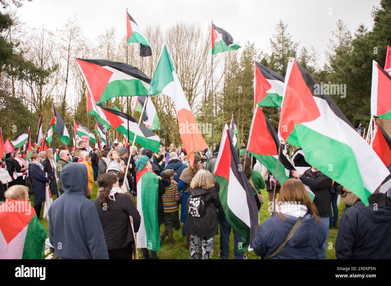 14 avril 2024. Une foule nombreuse de manifestants s'est réunie dimanche à l'aéroport de Shannon pour protester contre le soutien militaire continu des États-Unis au génocide d'Israël à Gaza. Crédit : Karlis Dzjamko/Alamy Live News Banque D'Images