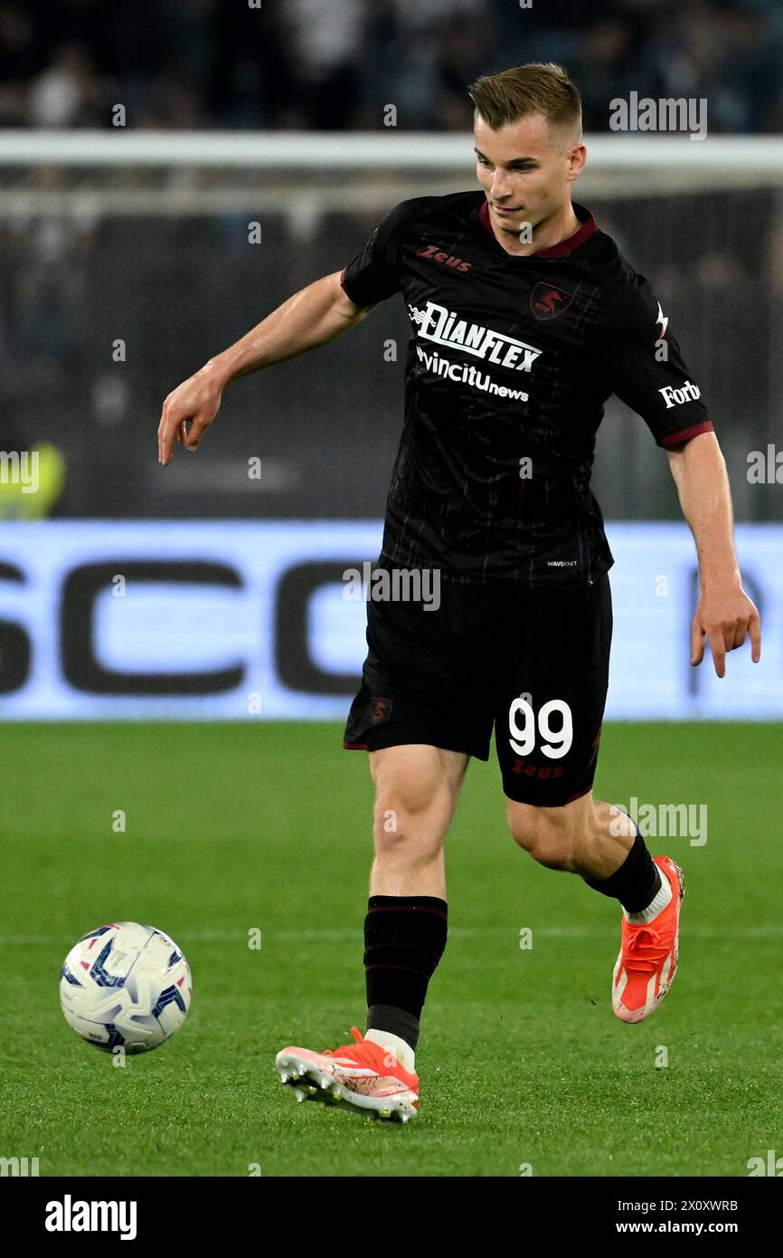 Mateusz Legowski de l'US Salernitana en action lors du match de Serie A entre le SS Lazio et l'US Salernitana au stade Olimpico à Rome (Italie), le 12 avril 2024. Banque D'Images