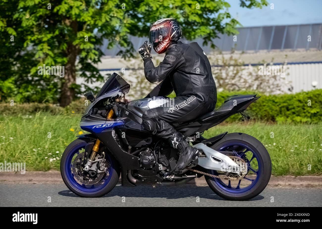 Milton Keynes, Royaume-Uni- 14 avril 2024 : homme en cuirs de moto noirs conduisant une moto Yamaha sur une route britannique Banque D'Images
