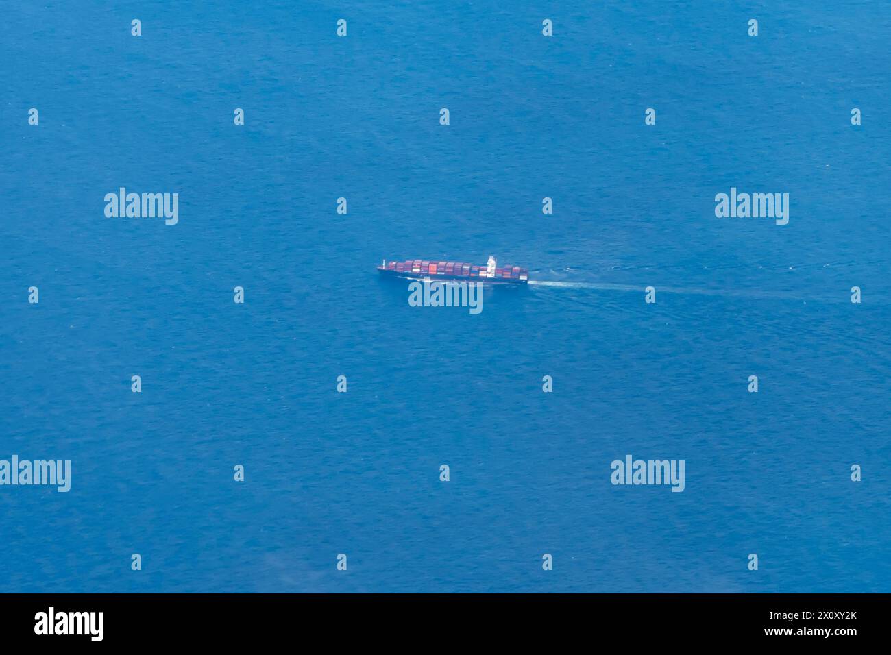 Vue aérienne d'un navire-citerne offshore ou d'un cargo sec naviguant sur la mer. Transport de marchandises par mer. Banque D'Images