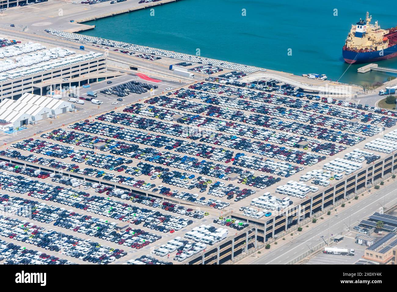 Parking au port de Barcelone, vue de dessus du grand nombre de voitures garées Banque D'Images