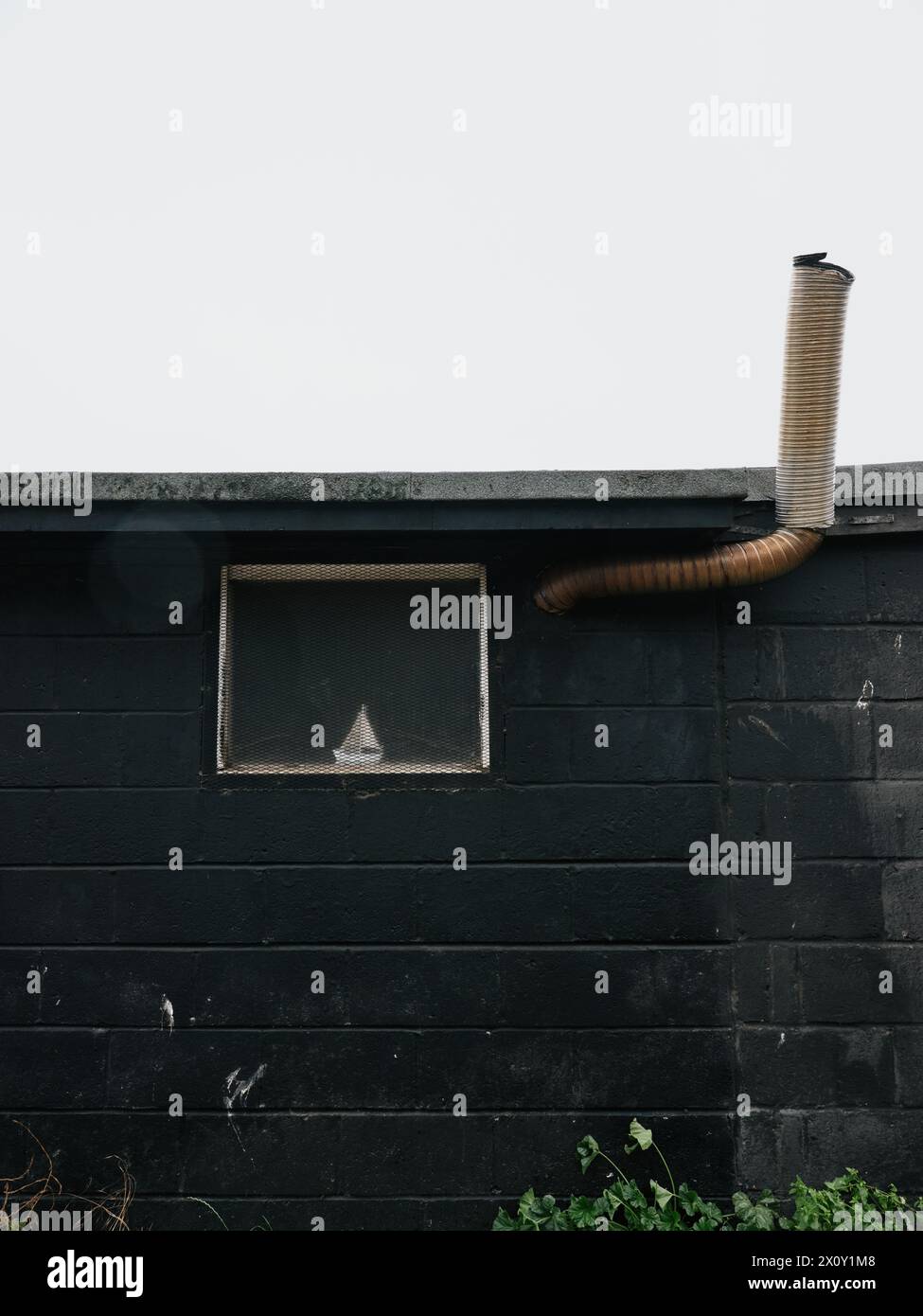 Un petit bateau modèle yacht dans une fenêtre d'une cabane de pêcheurs à Hastings East Sussex Angleterre Banque D'Images