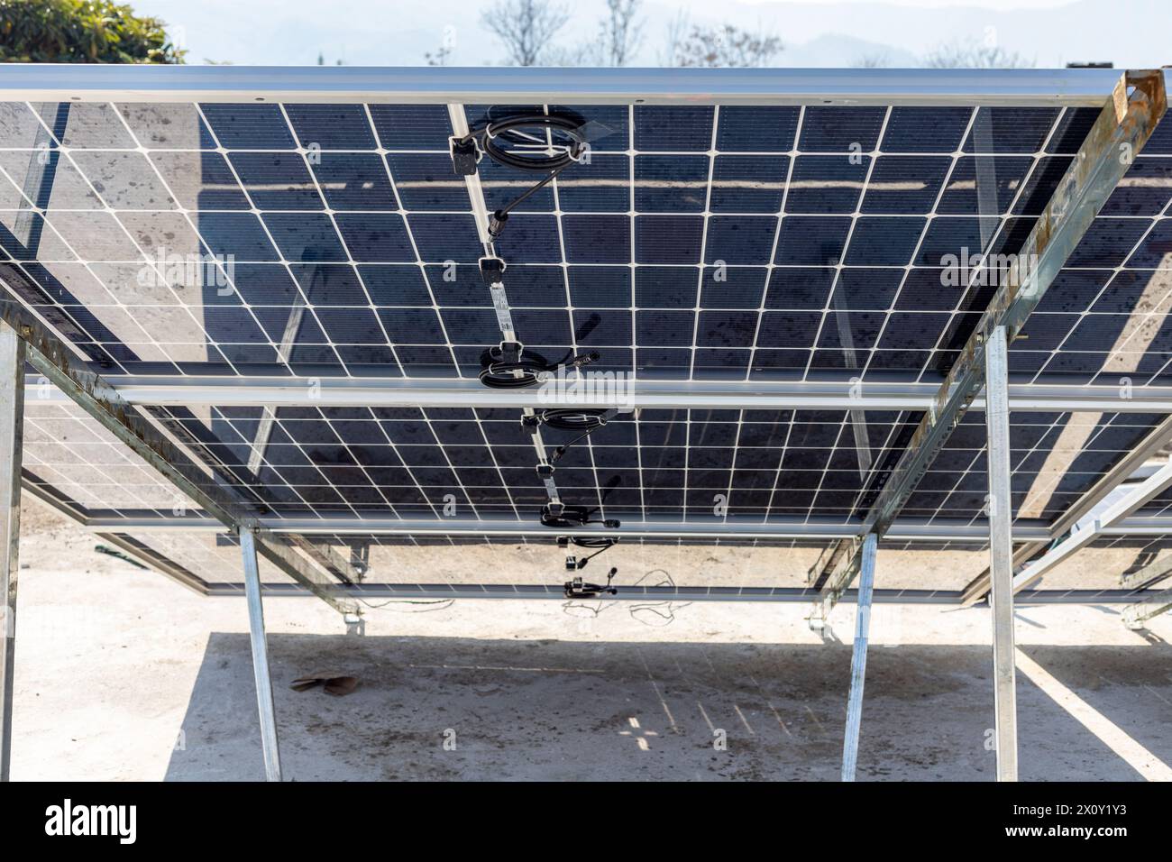 Vue arrière d'un panneau solaire sur support métallique sur le toit d'une maison pour la production d'électricité propre Banque D'Images