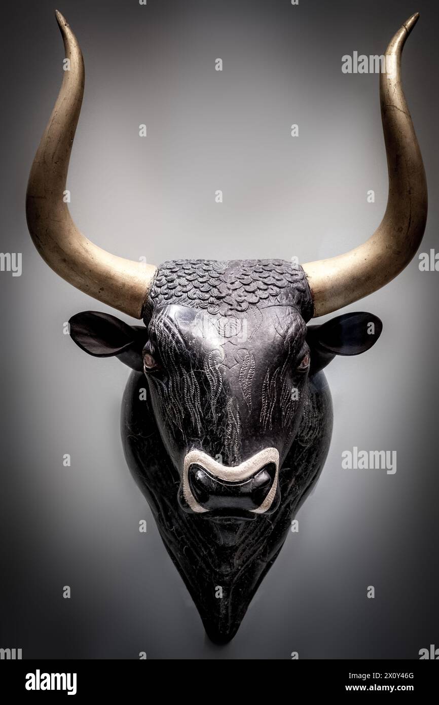 Titre : offrande ombragée : tête de taureau Minoan. Banque D'Images