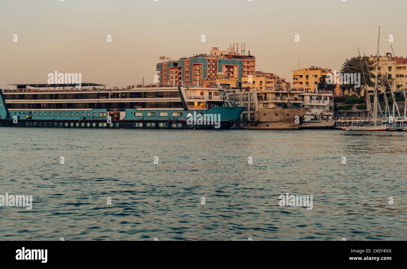 Gouvernorat d'Assouan, Égypte janvier 2024 : bateaux d'excursion touristique sur le Nil près d'Assouan Banque D'Images