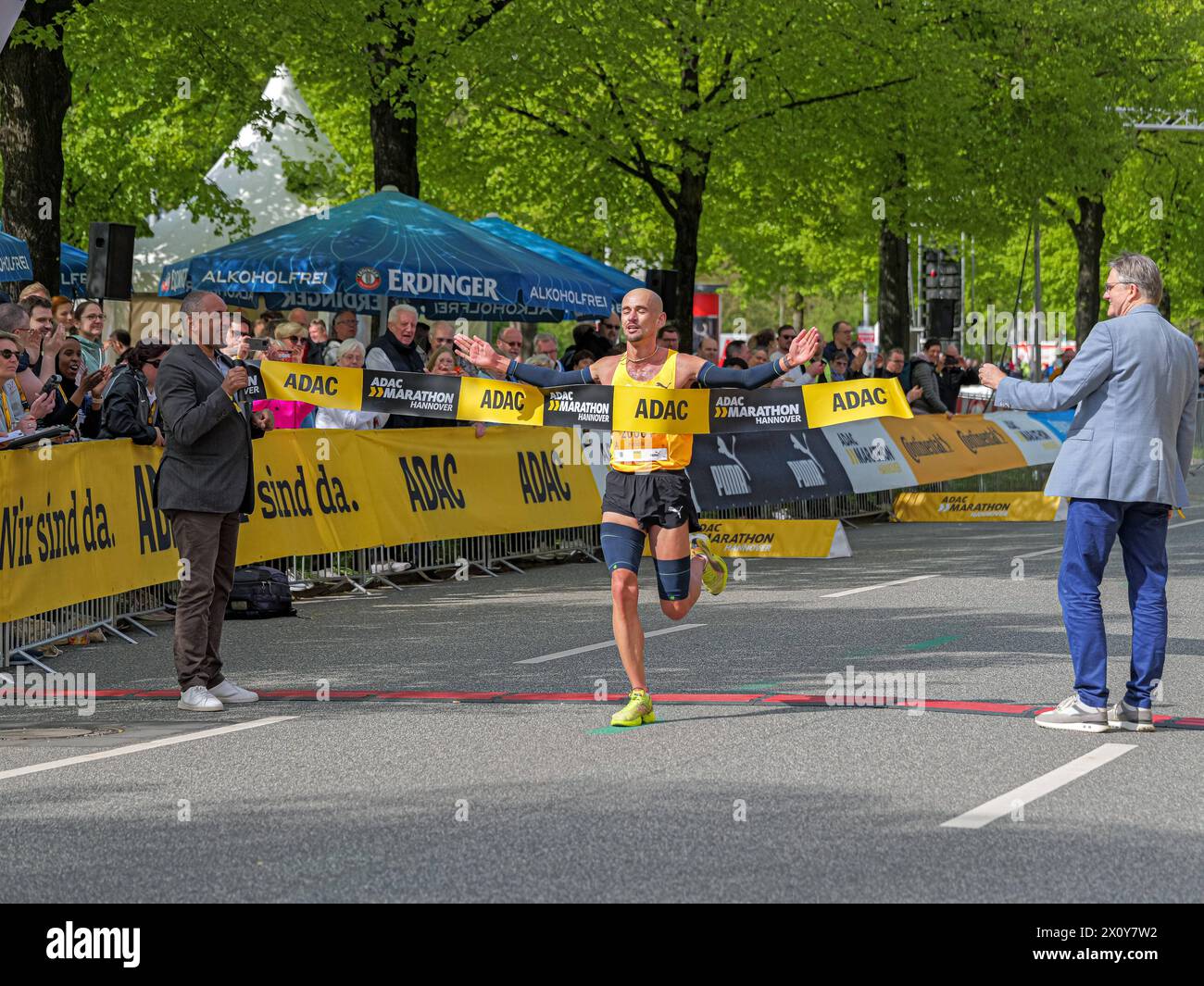 ADAC MarathonHannover 2024 Der Gewinner des Halbmarathons : Hendrik Pfeiffer *** ADAC MarathonHannover 2024 le vainqueur du semi-marathon Hendrik Pfeiffer Copyright : xBerndxGüntherx Banque D'Images