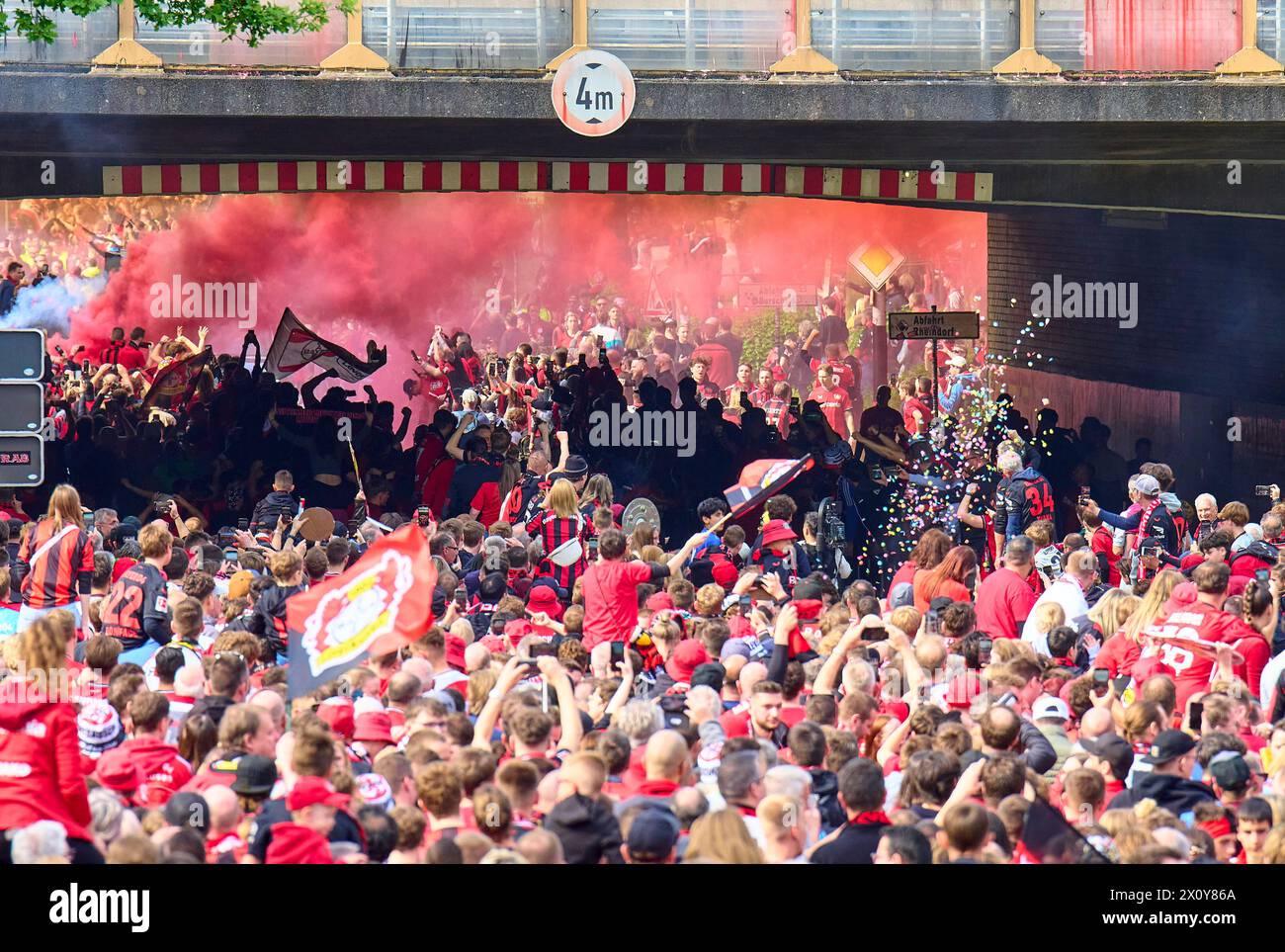 Arrivée de l'équipe dans le Teambus avec fansbefore the match BAYER 04 LEVERKUSEN - SV WERDER BRÊME le 14 avril 2024 à Leverkusen, Allemagne. Saison 2023/2024, 1.Bundesliga,, Journée 29, 29.Spieltag photographe : ddp images / STAR-images - LA RÉGLEMENTATION DFL INTERDIT TOUTE UTILISATION DE PHOTOGRAPHIES comme SÉQUENCES D'IMAGES et/ou QUASI-VIDÉO - Banque D'Images
