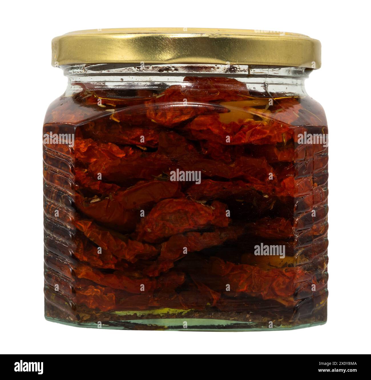 Pot en verre avec des tomates séchées marinées sur fond blanc. Tomates séchées avec des épices dans un isolat de pot Banque D'Images Pot en verre avec des tomates séchées marinées sur fond blanc. Tomates séchées avec des épices dans un isolat de pot Banque D'Images