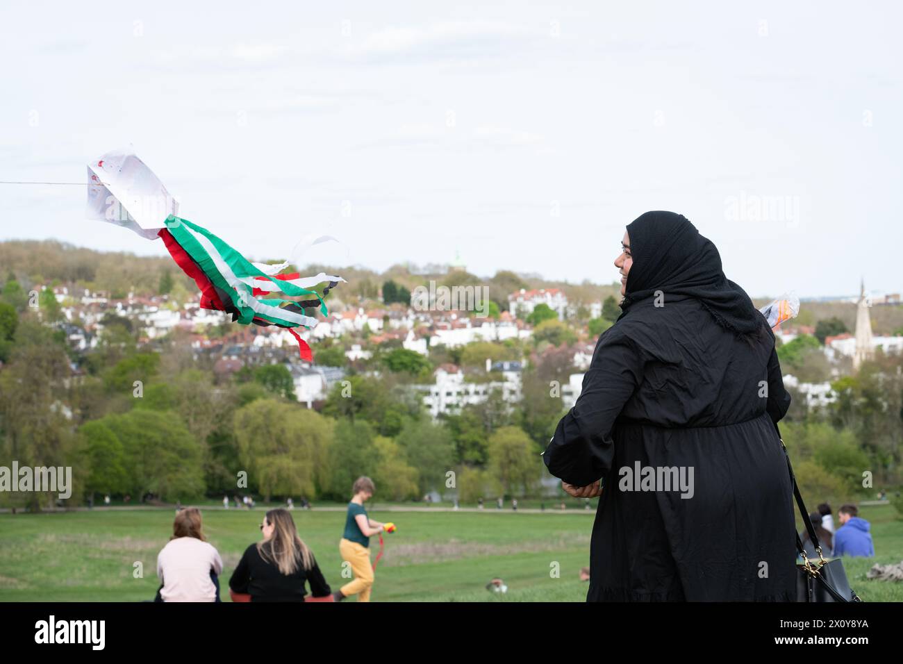 Londres, Royaume-Uni. 14 avril 2024. Les partisans de la Palestine font voler des cerfs-volants sur la colline du Parlement, à Hampstead, lors d’un événement social organisé par Camden Friends of Palestine et Palestine Pulse. La Palestine a une longue histoire de vol de cerf-volant, un acte qui a été le symbole de l'expression de l'espoir, de la défiance et d'un désir de liberté. Crédit : Ron Fassbender/Alamy Live News Banque D'Images