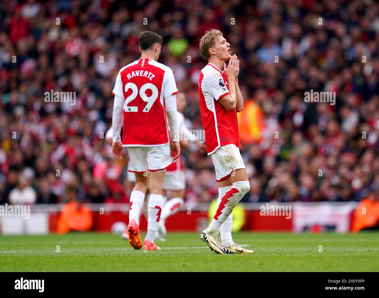 Martin Odegaard d'Arsenal (à droite) réagit lors du match de premier League à l'Emirates Stadium de Londres. Date de la photo : dimanche 14 avril 2024. Banque D'Images
