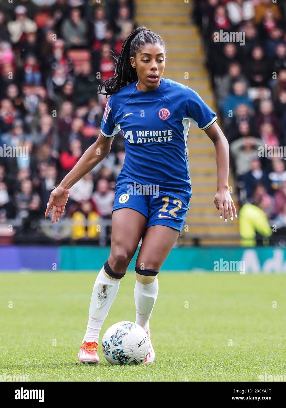 Leigh, Royaume-Uni. 14 avril 2024. Leigh, Angleterre, 14 avril 2024 : Ashley Lawrence (12 Chelsea) sur le ballon lors du match de demi-finale de la Coupe FA Adobe Womens entre Manchester United et Chelsea au Leigh Sports Village à Leigh, Angleterre (Natalie Mincher/SPP) crédit : SPP Sport Press photo. /Alamy Live News Banque D'Images