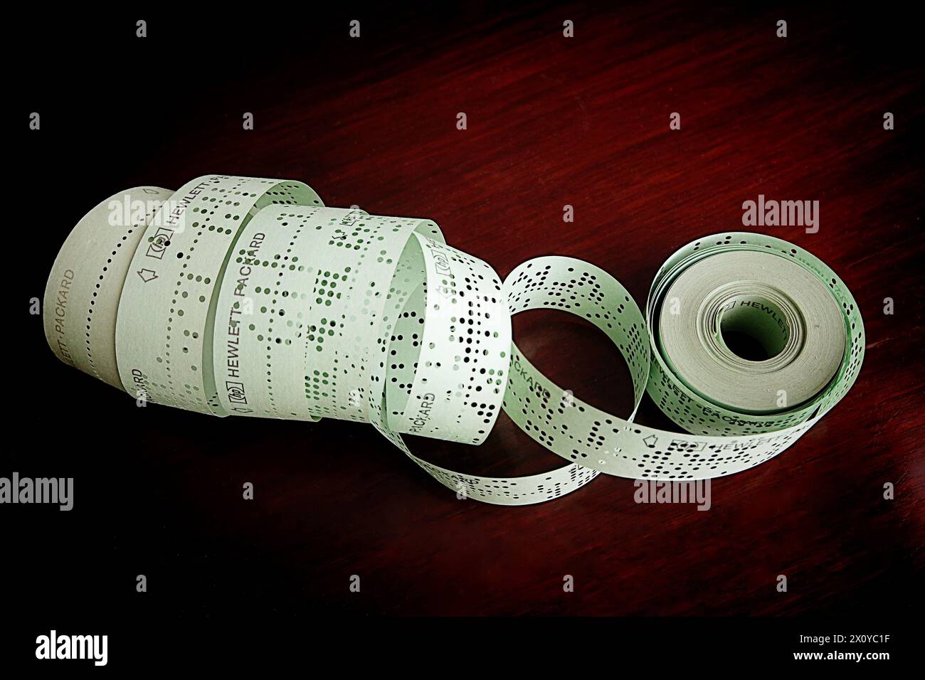 Vieux ruban de papier perforé télétype, utilisé comme stockage de données et programmation dans les ordinateurs Hewlett-Packard, années '70 Banque D'Images