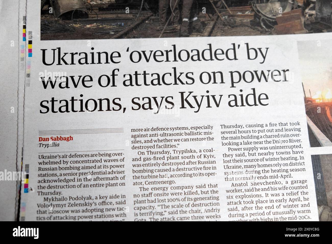 «L'Ukraine «surchargée» par une vague d'attaques contre les centrales électriques, dit Kyiv aide» journal Guardian Russie article de guerre 13 avril 2024 Londres Angleterre Royaume-Uni Banque D'Images