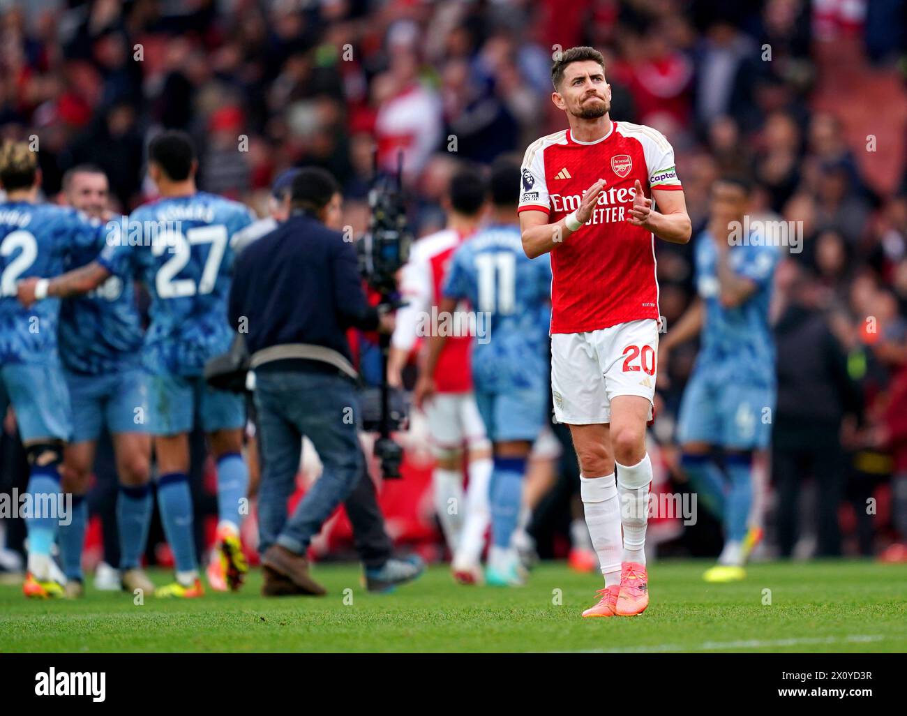 Jorginho d'Arsenal applaudit les supporters à la fin du match de premier League à l'Emirates Stadium de Londres. Date de la photo : dimanche 14 avril 2024. Banque D'Images