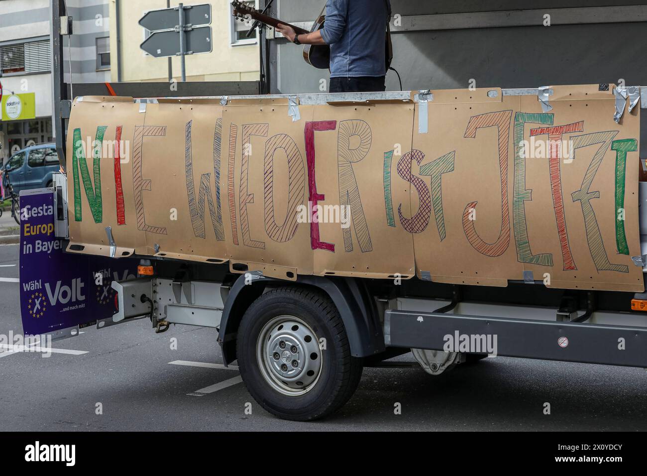 14.04.2024, démonstration gegen Rechtsextremismus, Nürnberg : Anlässlich des 75. Jahrestages des letzten Nürnberger Nachfolgeprozesses gegen NS-Kriegsverbrecher letzte Urteilsverkündung : 14.04.1949 gingen in Nürnberg rund 200 Personen für Rechtsstaatlichkeit und Demokratie sowie gegen Rechtsextremismus auf die Straße. SIE zogen vom Jusitzpalast bis zur Straße der Menschenrechte. Bayern Deutschland démonstration 75. Jahrestag Nürnberger Nachfolgeprozesse-20 *** 14 04 2024, manifestation contre l'extrémisme de droite, Nuremberg à l'occasion du 75e anniversaire du dernier successi de Nuremberg Banque D'Images