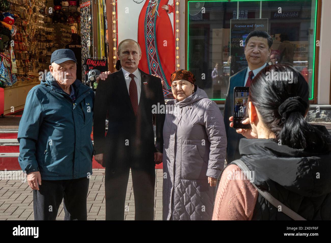 Moscou, Russie. 14 avril 2024. Un couple se tient à côté d'une image en carton représentant le président russe Vladimir Poutine dans la rue touristique Arbat dans le centre-ville de Moscou, en Russie Banque D'Images