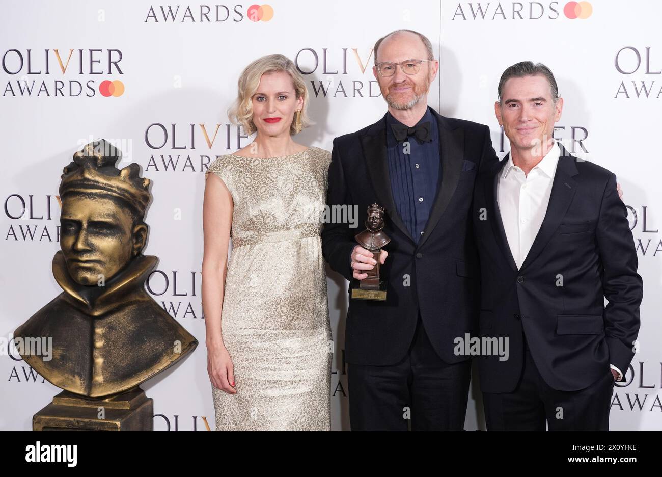 Mark Gatiss (au centre) dans la salle de presse après avoir reçu le prix du meilleur acteur de Denise Gough et Billy Crudup aux Olivier Awards au Royal Albert Hall de Londres. Date de la photo : dimanche 14 avril 2024. Banque D'Images