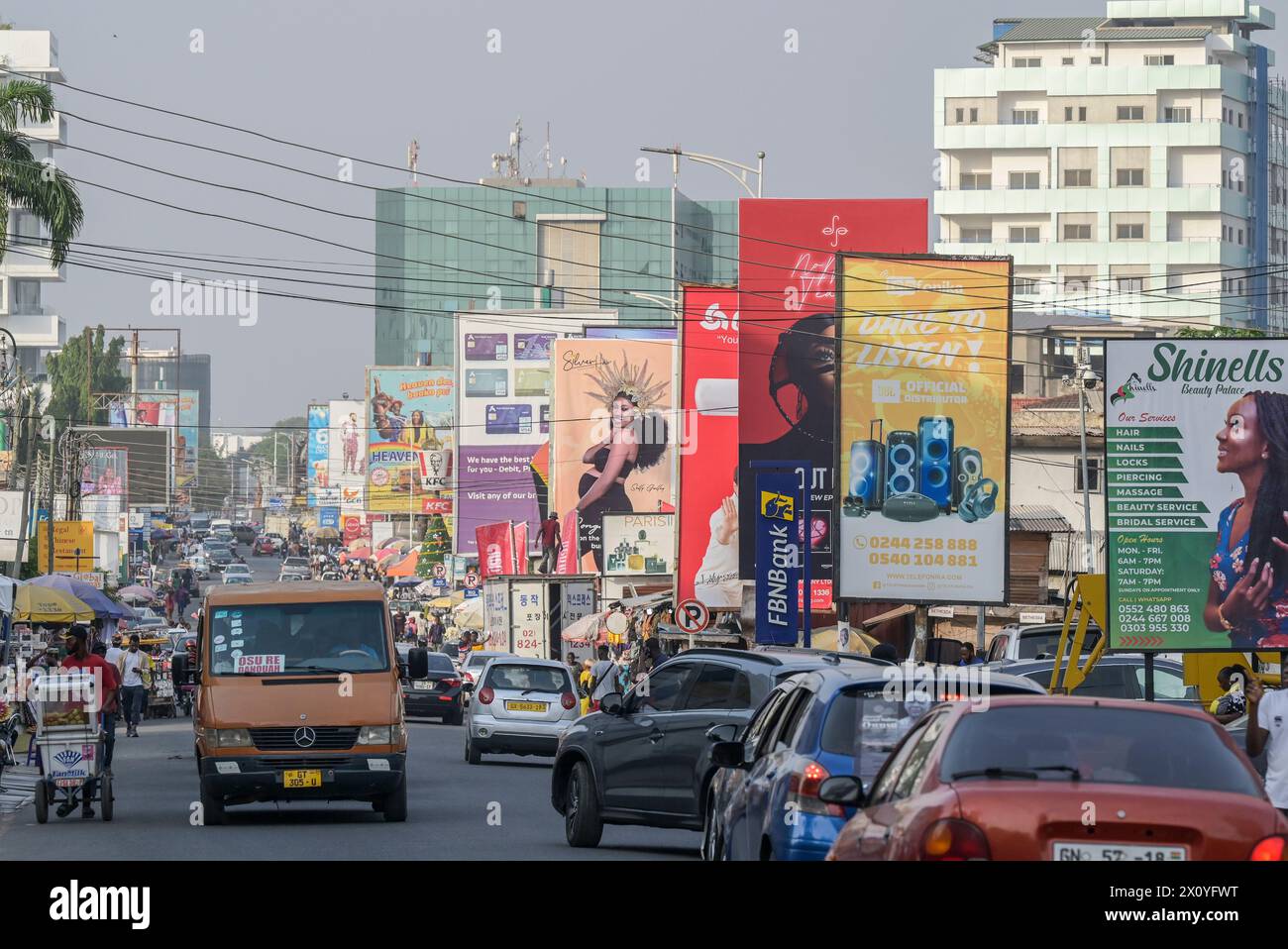 GHANA, Accra, Traffic in Oxford Street / GHANA, Accra, Verkehr in der Oxford Straße im Stadtzentrum, Mini-bus, Alter Mercedes Benz Sprinter bus, importiert aus Europa Banque D'Images