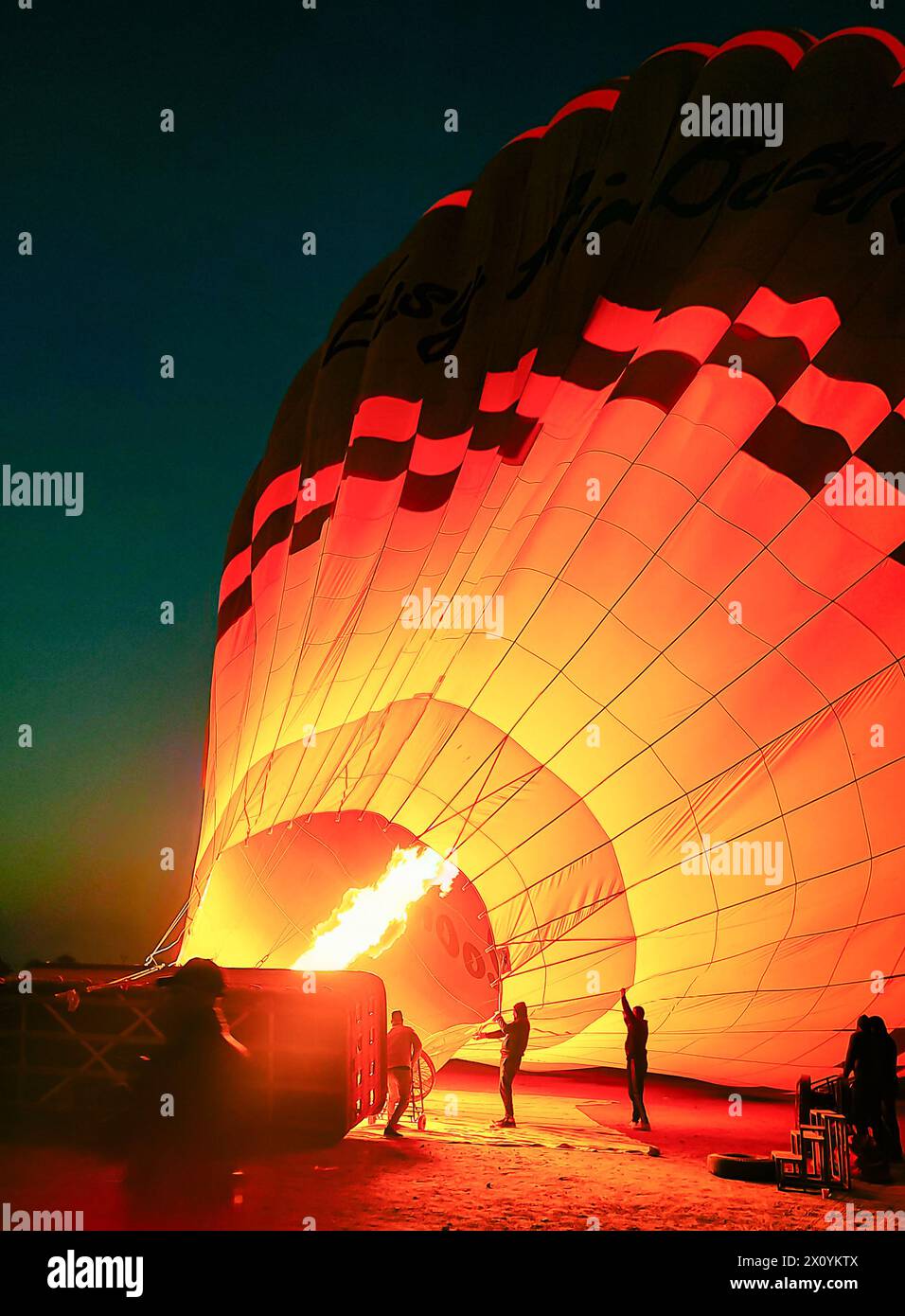 Remplissage de la montgolfière pour un vol en montgolfière au-dessus de la Cisjordanie de la vallée du Nil près de Louxor Banque D'Images