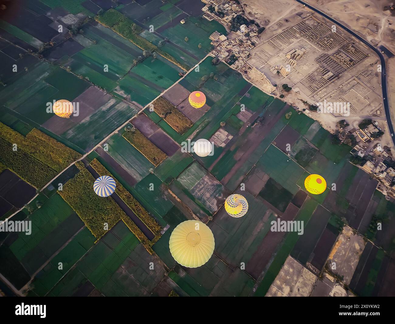 Vue depuis une montgolfière de la fertile vallée du Nil en Cisjordanie et de la vallée historique des Rois près de Louxor Banque D'Images