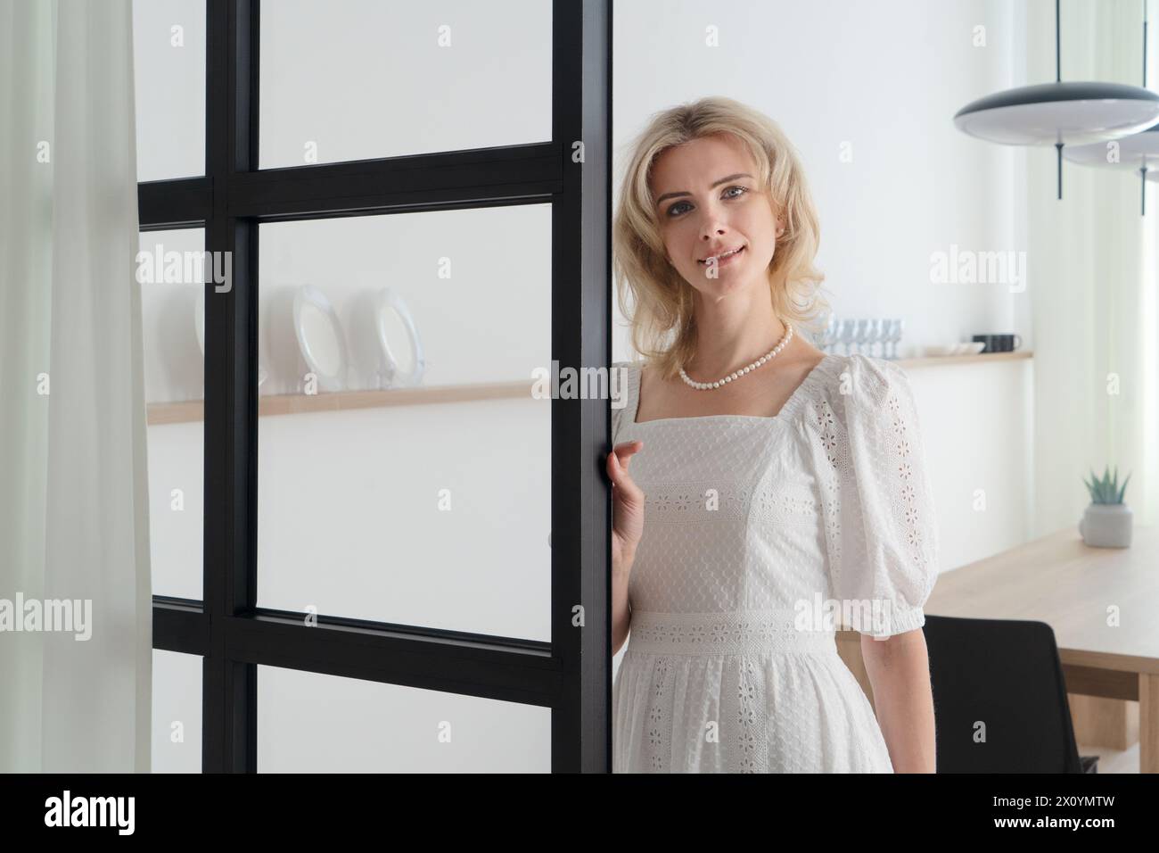 Style de vie avec femme heureuse des années 40 à l'intérieur à sa maison Banque D'Images Style de vie avec femme heureuse des années 40 à l'intérieur à sa maison Banque D'Images