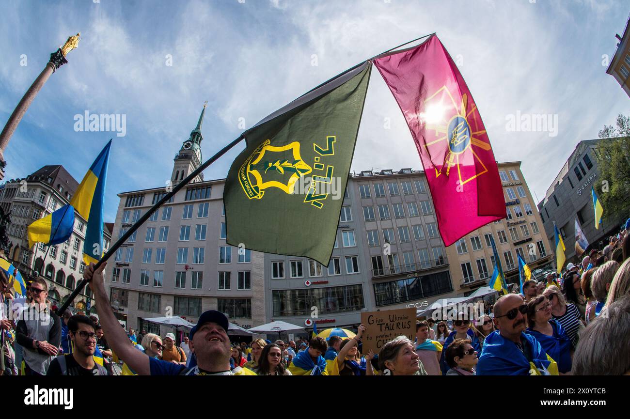 14 avril 2024 : les Ukrainiens et les Allemands à Munich, en Allemagne, montrent leur soutien à Israël et à l’armée israélienne alors que l’Iran lance des missiles et des frappes de drones dans un conflit direct sans précédent. Sous la devise ''victoire pour la paix'', les Ukrainiens et leurs partisans à Munich, en Allemagne, ont manifesté pour remercier l'Allemagne pour son soutien à l'État ukrainien et aux réfugiés tout en exigeant plus de munitions de l'alliance occidentale pour arrêter la guerre en Ukraine, défendre l'intégrité territoriale de l'Europe et finalement sauver des vies. (Crédit image : © Sachelle Babbar/ZUMA Press Wire) USAGE ÉDITORIAL SEULEMENT! Non destiné à des fins commerciales Banque D'Images