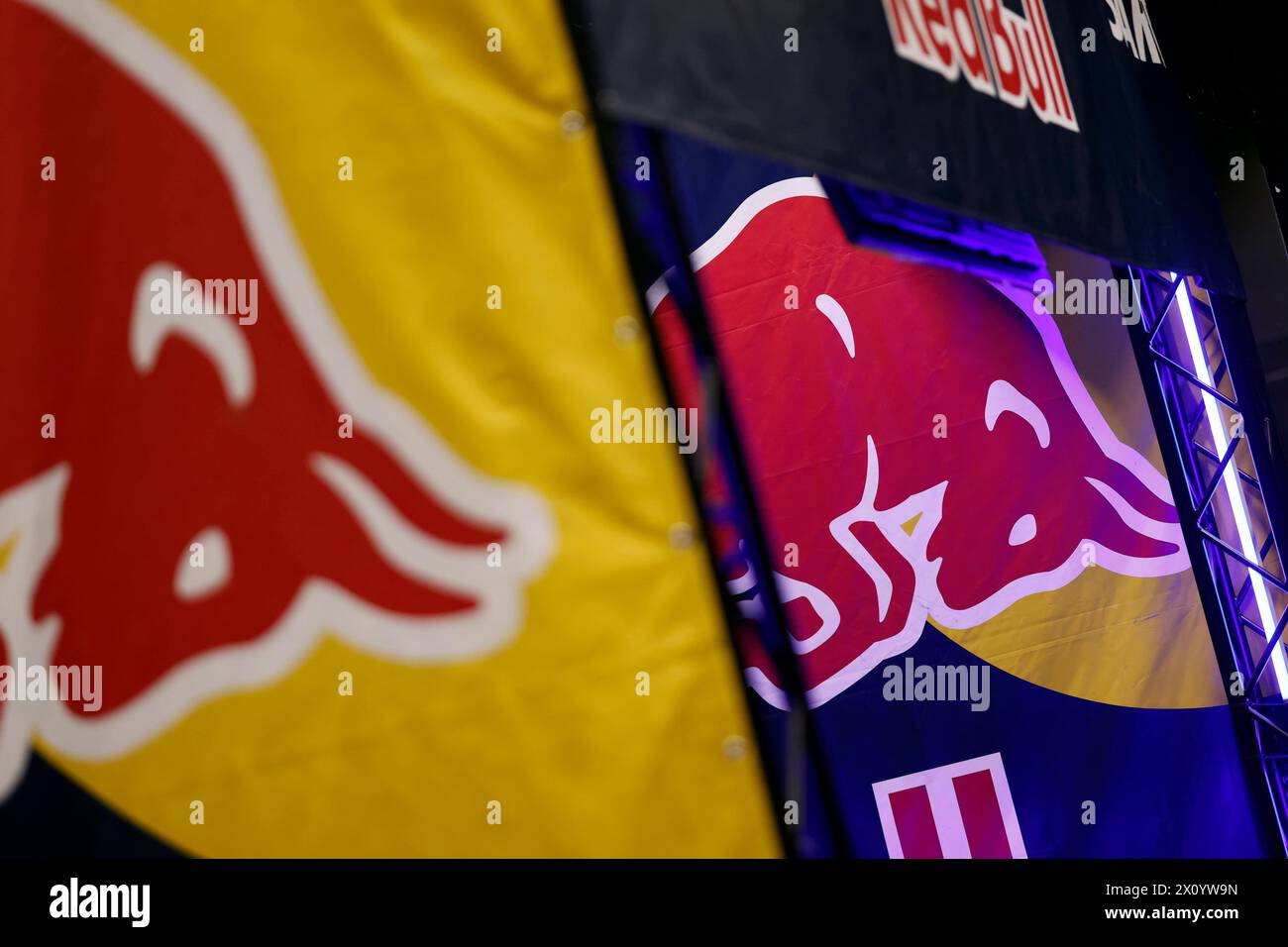 DAS logo von Red Bull uf der Internationalen Leitmesse für Fitness, Wellness und Gesundheit, sowie Bodybuilding, Kraftsport und Kampfsport FIBO 2024 auf der Koelnmesse. Köln, 12.04.2024 NRW Deutschland *** le logo Red Bull au salon international leader du fitness, du bien-être et de la santé, ainsi que de la musculation, de la musculation et des arts martiaux FIBO 2024 à Koelnmesse Cologne, 12 04 2024 NRW Allemagne Copyright : xChristophxHardtx Banque D'Images