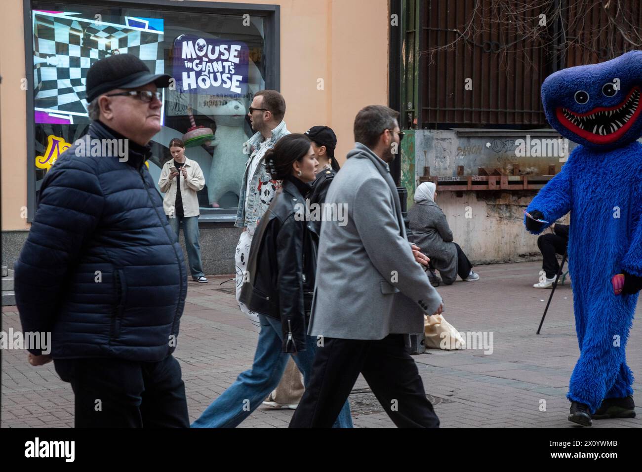 Moscou, Russie. 14 avril 2024. Les gens marchent le long de la rue piétonne Arbat dans le centre de Moscou, Russie Banque D'Images