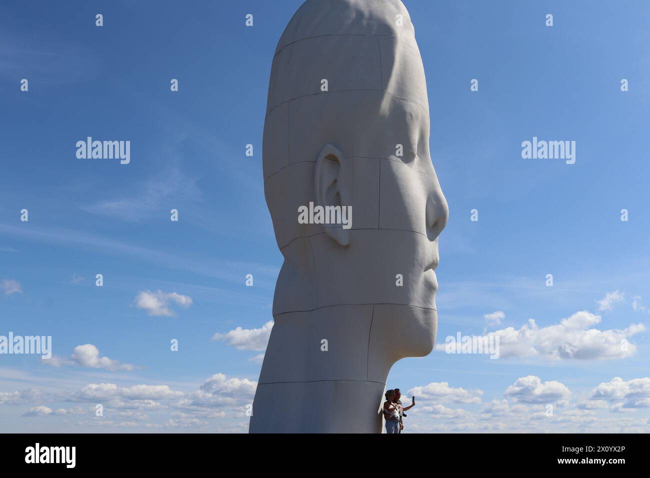 Sculpture d'un visage blanc appelé Anna érigé sur une colline dans l'ouest de la Suède Banque D'Images
