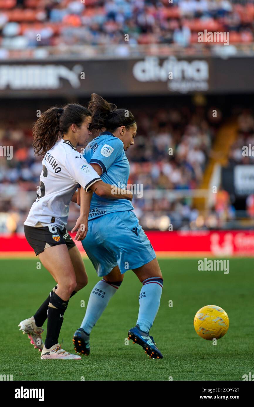 Claudia Florentino de Valencia CF femme, Paula Fernandez en action lors de la Liga F saison régulière Round 23 le 14 avril 2024 au stade Mestalla (V Banque D'Images