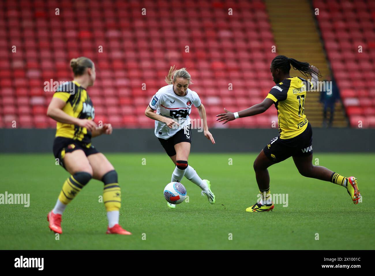 Londres, Royaume-Uni. 14 avril 2024. Londres, 14 avril 2024 : Kayleigh Green (15 Charlton Athletic) sur le ballon lors du match de championnat Barclays Womens entre Watford et Charlton Vicarage Road, Londres, Angleterre. (Pedro Soares/SPP) crédit : photo de presse SPP Sport. /Alamy Live News Banque D'Images