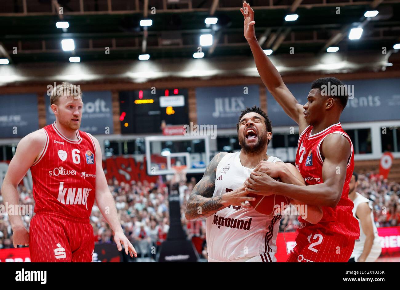 Wurzburg, Allemagne. 14 avril 2024. Wuerzbourg, Ger. 14 avril 2024. f.l. Max Ugrai (paniers de Wuerzburg, 6), Elias Harris (FC Bayern Muenchen, 20) et Elijah NDI (paniers de Wuerzburg, 12), action, duels, combat pour le ballon, 14.04.2024, GER, Wuerzburg, 14.04.2024, basketball, BBL, Wuerzburg Baskets - FC Bayern Muenchen Basketball, crédit : HMB Media/Heiko Becker/Alamy Live News, crédit : Heiko Becker/Alamy Live News Banque D'Images