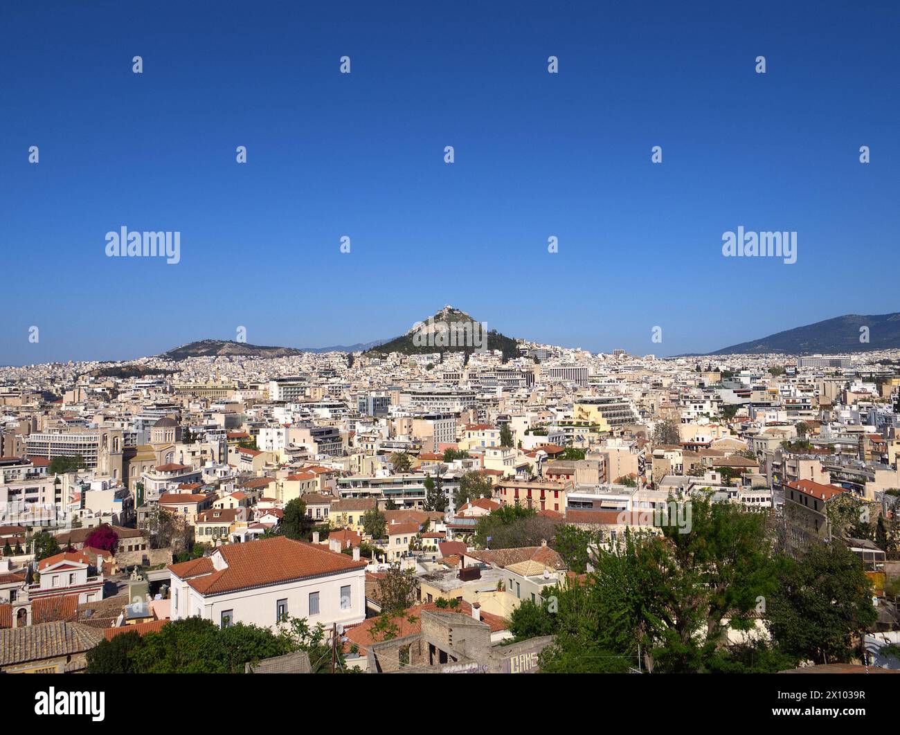 Athènes vue en angle élevé de la ville avec la colline Lycabettus dans une journée ensoleillée Banque D'Images