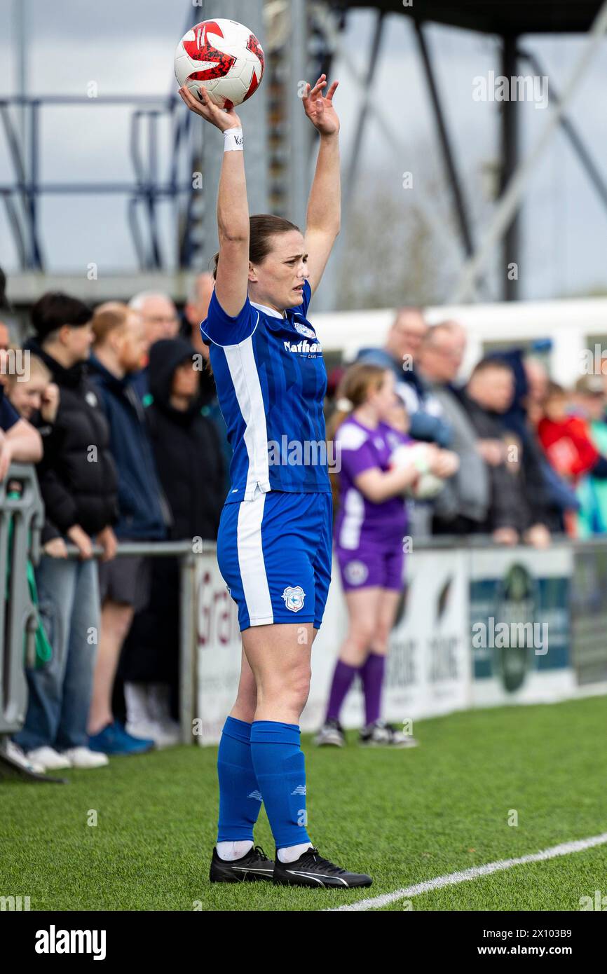 Bridgend, Royaume-Uni. 14 avril 2024. Ffion Price, de Cardiff City, se prépare à faire son entrée. Cardiff City contre Swansea City lors de la finale du Trophée Genero Adrian à Bryntirion Park le 14 avril 2024. Crédit : Lewis Mitchell/Alamy Live News Banque D'Images