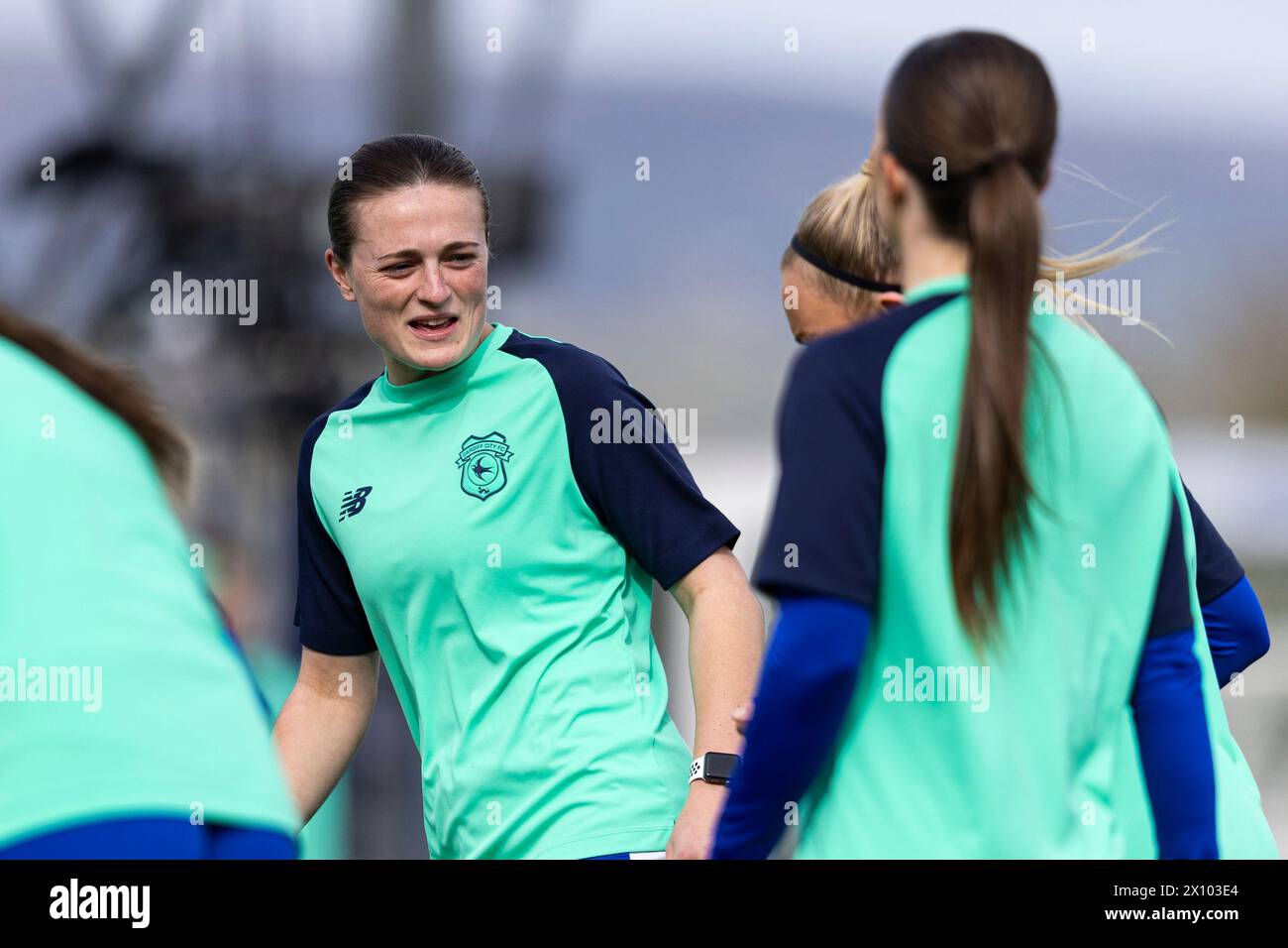 Bridgend, Royaume-Uni. 14 avril 2024. Ffion Price de Cardiff City pendant l'échauffement. Cardiff City contre Swansea City lors de la finale du Trophée Genero Adrian à Bryntirion Park le 14 avril 2024. Crédit : Lewis Mitchell/Alamy Live News Banque D'Images