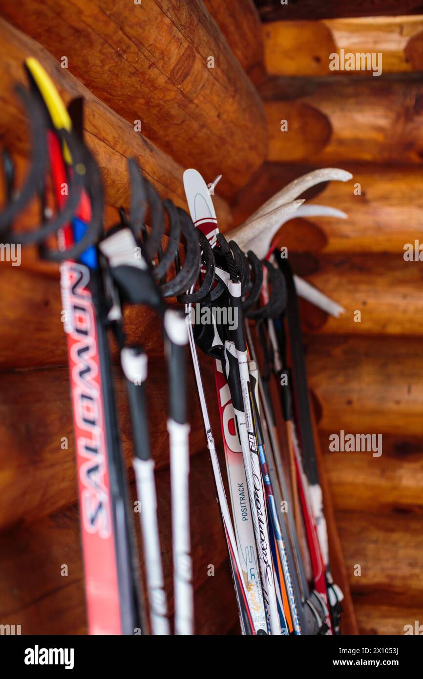 Sundance Lodge dans le parc national Banff est un joyau de l'arrière-pays de l'histoire locale de l'empaquetage des chevaux dans les Rocheuses Banque D'Images Sundance Lodge dans le parc national Banff est un joyau de l'arrière-pays de l'histoire locale de l'empaquetage des chevaux dans les Rocheuses Banque D'Images