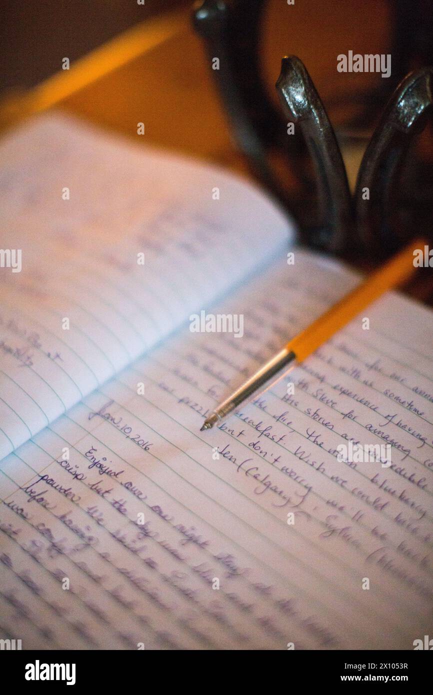 Sundance Lodge dans le parc national Banff est un joyau de l'arrière-pays de l'histoire locale de l'empaquetage des chevaux dans les Rocheuses Banque D'Images Sundance Lodge dans le parc national Banff est un joyau de l'arrière-pays de l'histoire locale de l'empaquetage des chevaux dans les Rocheuses Banque D'Images