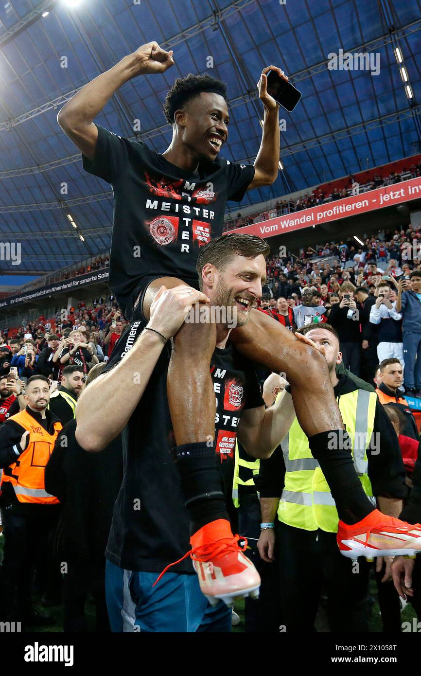 Leverkusen, Deutschland, Allemagne 1. Fussball Bundesliga, 29. Spieltag, Journée 29 Bayer 04 Leverkusen : SV Werder Brême 5-0 14. 04. 2024 in der Bay-Arena in Leverkusen Den deutschen Meistertitel feiert Nathan TELLA (LEV) auf den Schultern von Athletiktrainer Markus Müller (LEV). Photo : Norbert Schmidt, Duesseldorf Banque D'Images