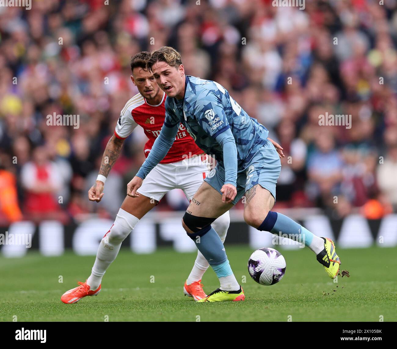 Londres, Royaume-Uni. 14 avril 2024. Ben White d'Arsenal avec Nicolo Zaniolo d'Aston Villa lors du match de premier League à l'Emirates Stadium de Londres. Le crédit photo devrait se lire comme suit : David Klein/Sportimage crédit : Sportimage Ltd/Alamy Live News Banque D'Images