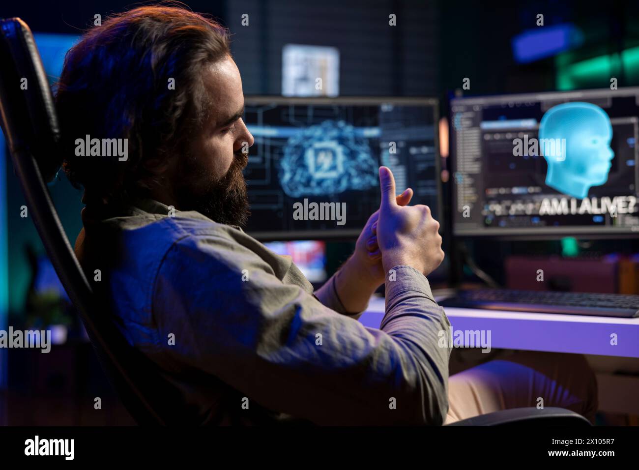 IA sensible interagissant avec un informaticien, posant des questions existentielles après avoir modifié son propre code source. Intelligence artificielle consciente devenant vivante, parlant avec un professionnel de L'INFORMATIQUE Banque D'Images