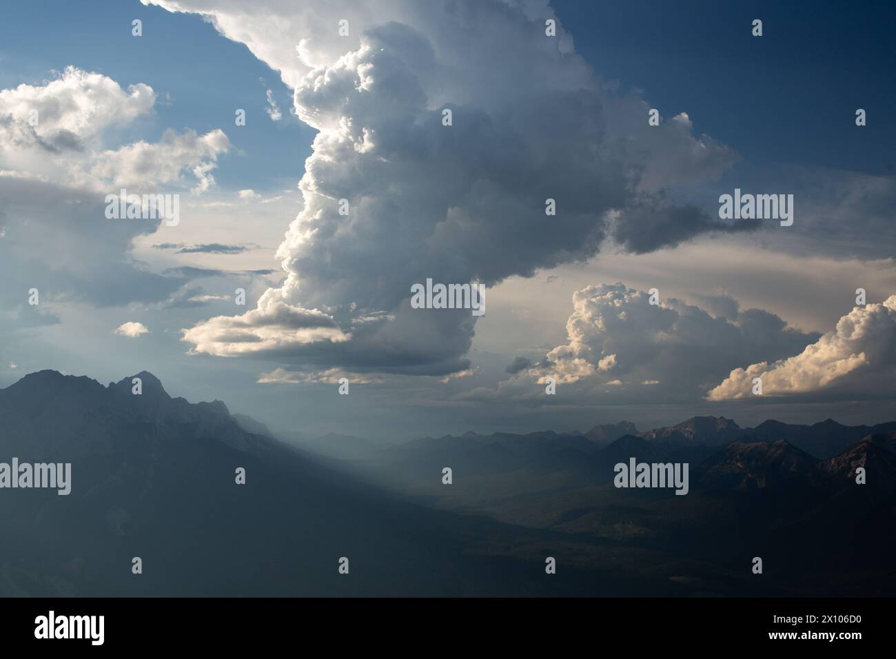 Des nuages de tempête de cumulus spectaculaires se forment à la limite est des montagnes Rocheuses de l'Alberta dans le parc national Jasper. Banque D'Images